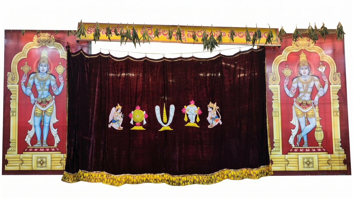 Handcrafted Vadakalai Vishnu Altar Screen 12x7ft